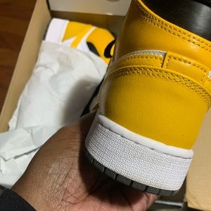 Jordan 1s size 6 youth yellow/black and white